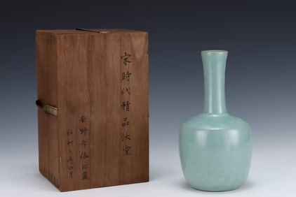 A RU TYPE MALLET VASE