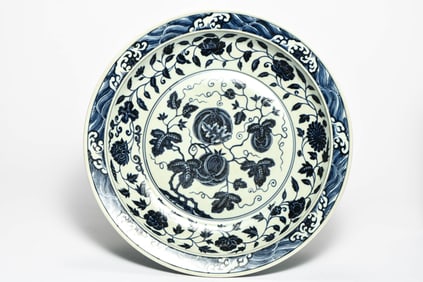 A BLUE-AND-WHITE 'INTERLOCKING FLOWERS' DISH