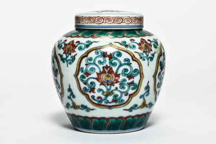 A DOUCAI 'INTERLOCKING FLOWERS' COVERED JAR