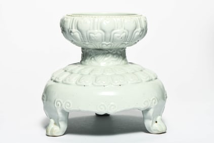 A WHITE-GLAZED LOTUS PETAL SHAPED TRIPOD CENSER