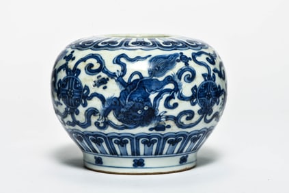 A BLUE-AND-WHITE 'LION AND BALL' JAR