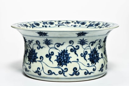 A BLUE-AND-WHITE 'INTERLOCKING LOTUS' NARCISSUS BOWL