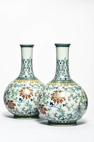 A PAIR OF DOUCAI 'INTERLOCKING FLOWERS' VASES