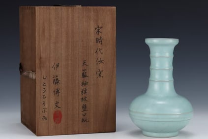 A RU TYPE BLUE GLAZED VASE