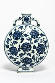 A BLUE-AND-WHITE 'INTERLOCKING FLOWERS' MOONFLASK