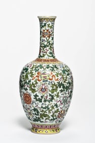 A FAMILLE ROSE 'INTERLOCKING FLOWERS' VASE