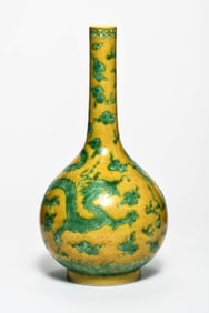 A YELLOW-GROUND 'DRAGONS' VASE