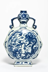 A BLUE-AND-WHITE 'CLOUD AND DRAGON' GARLIC HEAD SHAPED VASE