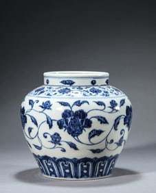 A BLUE AND WHITE 'INTERLOCKING LOTUS' JAR