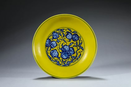 A YELLOW-GROUND BLUE AND WHITE 'NINE PEACHES' DISH