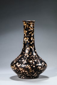 A JIZHOU-TYPE WATER-CHESTNUT SHAPED VASE