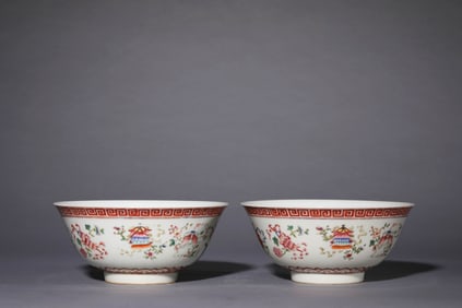 A PAIR OF FAMILLE-ROSE 'EIGHT TREASURES' BOWLS