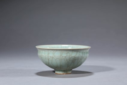 A GUAN-TYPE BOWL