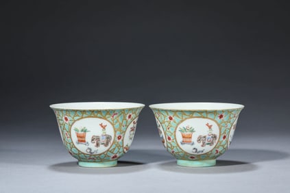 A PAIR OF FAMILLE-ROSE 'ANTIQUARIAN AND FLORAL' BOWLS