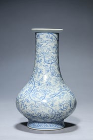 A BLUE AND WHITE 'INTERLOCKING FLOWERS' WATER-CHESTNUT SHAPED VASE