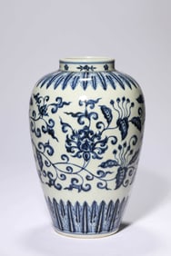 A BLUE AND WHITE 'INTERLOCKING LOTUS' MEIPING