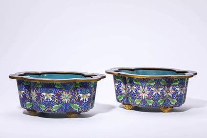 A PAIR OF CLOISONNé ENAMEL 'INTERLOCKING FLOWERS' BEGONIA-FORM BASINS