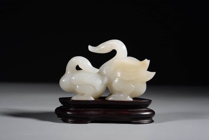A WHITE JADE 'GOOSE' ORNAMENT