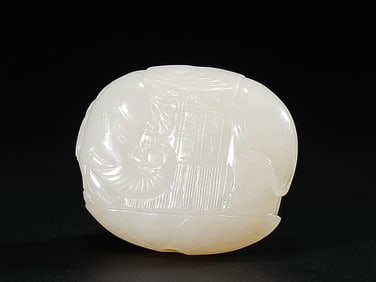 A JADE 'ELEPHANT' PENDANT