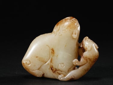 A JADE 'BEAST' PENDANT