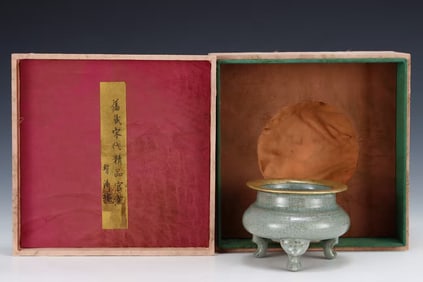 A GUAN TYPE TRIPOD CENSER