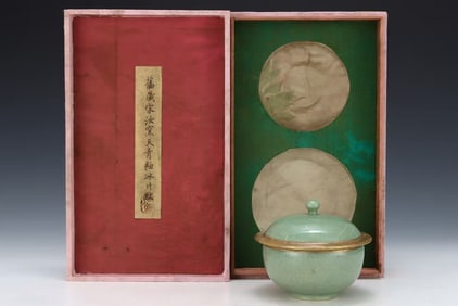 A RU TYPE SKY-BLUE GLAZED COVERED BOWL