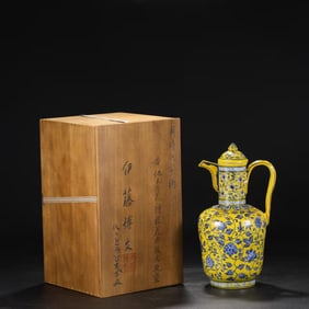 A YELLOW-GROUND BLUE AND WHITE 'INTERLOCKING FLOWERS' LARGE EWER