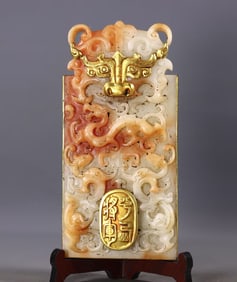 AN HETIAN JADE AND GOLD-OVERLAID INSCRIBED COMMAND TALLY