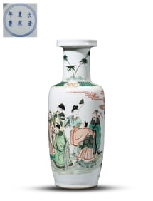 A WUCAI CLUB-SHAPED VASE