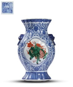 A BLUE AND WHITE MEDALLION VASE