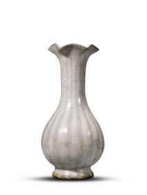 A GUAN-TYPE CHRYSANTHEMUM-SHAPED VASE