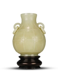 A WHITE JADE ROUND VASE WITH RING HANDLES