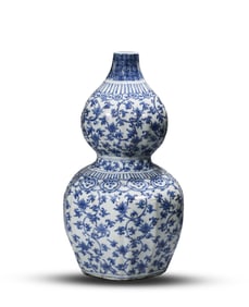 A BLUE AND WHITE 'INTERLOCKING FLOWERS' VASE
