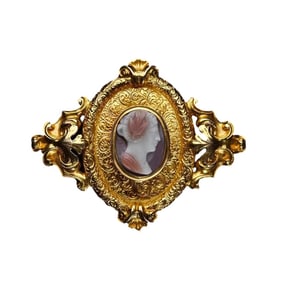 GOLD AND AGATE CAMEO WITH FRENCH GOLD CHAIN BROOCH
