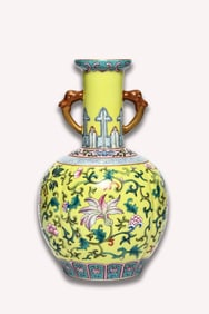 A YELLOW-GROUND FAMILLE ROSE 'INTERLOCKING FLOWERS' VASE