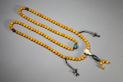 A TIBETAN AMBER BUDDHIST ROSARY