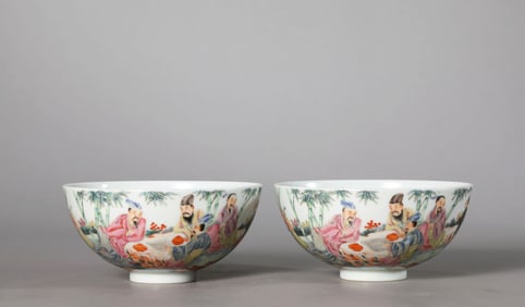 A PAIR OF FAMILLE-ROSE 'FIGURE' BOWLS