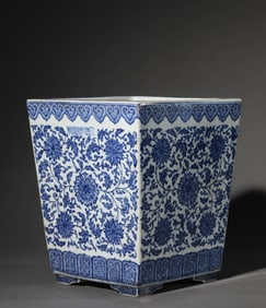 A BLUE AND WHITE 'INTERLOCKING LOTUS' FLOWERPOT