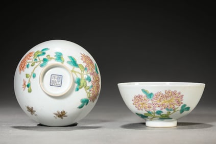 A PAIR OF FAMILLE-ROSE 'FLORAL' BOWLS