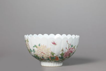 A FAMILLE-ROSE 'FLORAL' CHRYSANTHEMUM-SHAPED BOWL