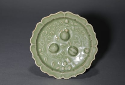 A CELADON 'THREE ABUNDANCES' DISH