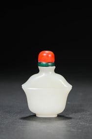 A JADE SNUFF BOTTLE