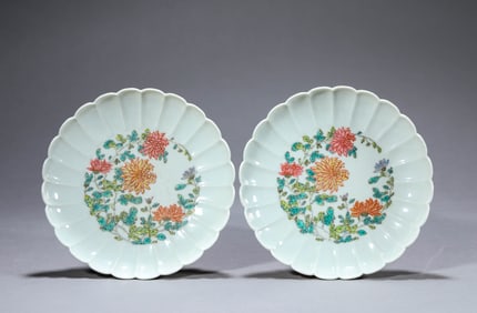 A FAMILLE-ROSE 'FLORAL' CHRYSANTHEMUM-SHAPED DISH