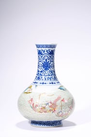 A BLUE AND WHITE WITH FAMILLE-ROSE 'DRAGON BOAT RACE' VASE