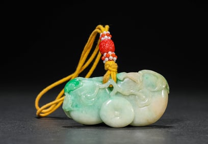 A JADEITE 'AUSPICIOUS PERSIMMONS' PENDANT