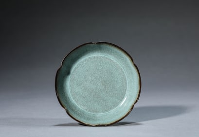 A CELADON GLAZED CHRYSANTHEMUM SHAPED DISH