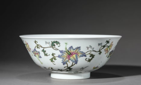 A FAMILLE-ROSE 'INTERLOCKING LOTUS' BOWL