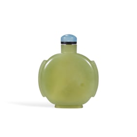 A YELLOW JADE SNUFF BOTTLE
