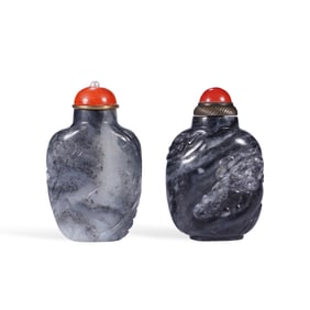 A SET OF BLACK JADE SNUFF BOTTLES