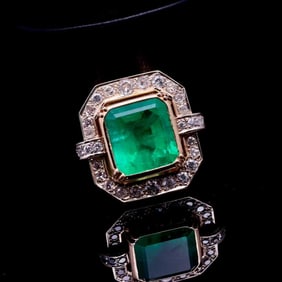RETRO PERIOD 18K GOLD COLOMBIAN EMERALD AND DIAMOND RING, LARGE